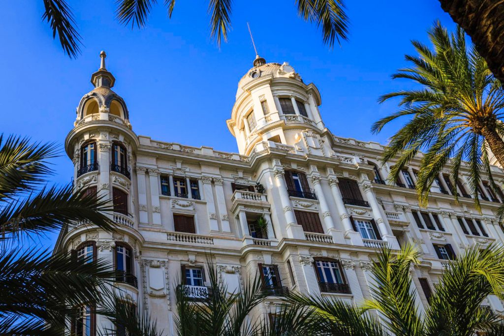 ¿Qué ver en Alicante? Una de las mejores opciones a plena luz del día es pasear por la Explanada de España y admirar la Casa Carbonell.