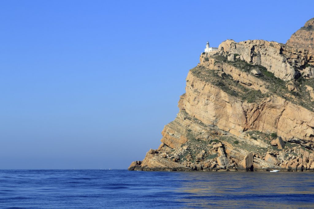 Imagen que muestra el Faro de Albir, en relación al artículo de cócteles en Albir.