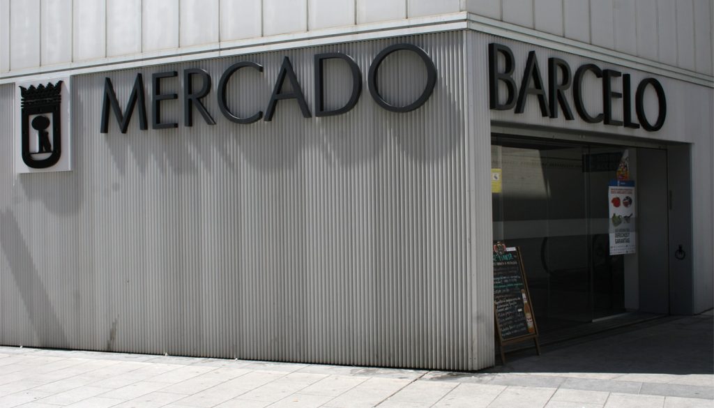 Imagen que muestra la entrada al Mercado Barceló, perteneciente al artículo de planes en Malasaña.