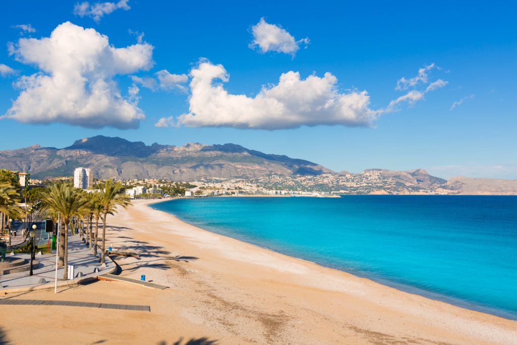 Imagen que muestra la playa de El Albir, dentro del artículo de mejores planes en El Albir.